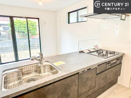 �L�b�`�� ��l�C�̑Ζʎ��V�X�e���L�b�`�����̗p���Ă��܂��I���Ƒ��̃R�~���j�P�[�V���������R�Ƒ�����݌v�ł��B
���q�l�ɂ��ڂ��͂��̂Ŋ������ł��ˁB���[�͂�����܂��I