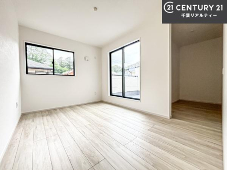 �m�� �o���R�j�[�ɖʂ����m���́A�����Ղ�̗z���ƊJ�����Ɍb�܂�A�S�n�悭�߂�������K�ȋ�Ԃł��B