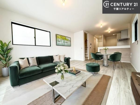 ���r���O �Ƌ��CG�p�[�X�ł��B�傫�ȑ����炽���Ղ�̗z���������閾�邢���r���O�B�J�����̂��郊�r���O�ŉƑ��c���̂��났�̎��Ԃ��߂����܂��I