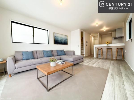 ���r���O �Ƌ��CG�p�[�X�ł��B�J�����̂���L�XLDK�I�\�t�@�[��_�C�j���O�e�[�u����u���Ă������ɂȂ�Ȃ��̂ŉ��K�ɉ߂����܂��I�R�~���j�P�[�V���������₷�����r���O�ł��I