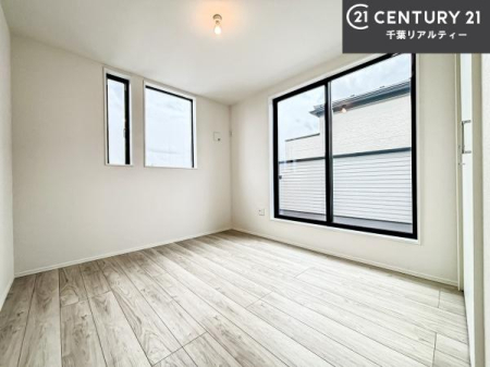 �m�� �o���R�j�[�ɖʂ����m���́A�����Ղ�̗z���ƊJ�����Ɍb�܂�A�S�n�悭�߂�������K�ȋ�Ԃł��B