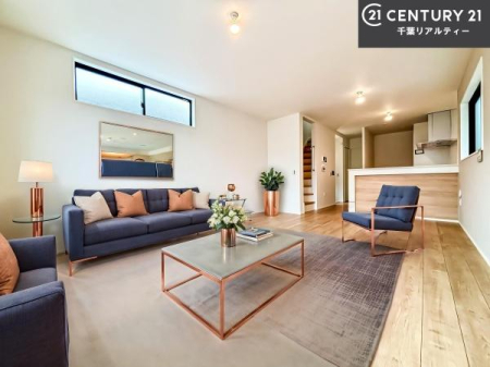 ���r���O �Ƌ��CG�p�[�X�ł��B�傫�ȑ����炽���Ղ�̗z���������閾�邢���r���O�B�J�����̂��郊�r���O�ŉƑ��c���̂��났�̎��Ԃ��߂����܂��I