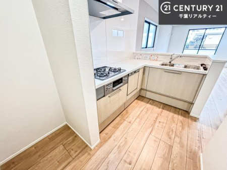 �L�b�`�� ��Ƃ肠�钲���X�y�[�X�ō�Ƃ����₷�����K�ȃL�b�`���ł��I
���q�l�ƈꏏ�ɂ��َq������y���߂�L�X�X�y�[�X�ł��B�y�����������ԂɂȂ肻���ł��ˁI