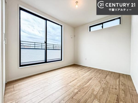 �m�� �o���R�j�[�ɖʂ����m���́A�����Ղ�̗z���ƊJ�����Ɍb�܂�A�S�n�悭�߂�������K�ȋ�Ԃł��B