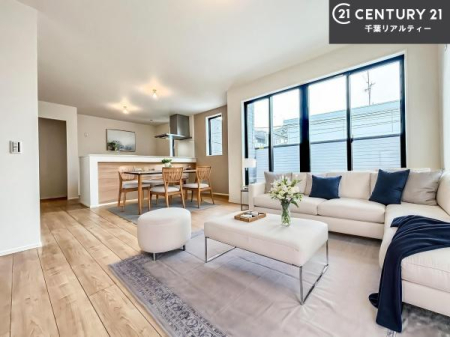 ���r���O �Ƌ��CG�p�[�X�ł��B�傫�ȑ����炽���Ղ�̗z���������閾�邢���r���O�B�J�����̂��郊�r���O�ŉƑ��c���̂��났�̎��Ԃ��߂����܂��I