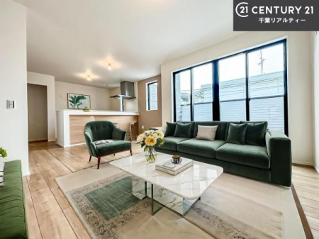 ���r���O �Ƌ��CG�p�[�X�ł��B�J�����̂���L�XLDK�I�\�t�@�[��_�C�j���O�e�[�u����u���Ă������ɂȂ�Ȃ��̂ŉ��K�ɉ߂����܂��I�R�~���j�P�[�V���������₷�����r���O�ł��I