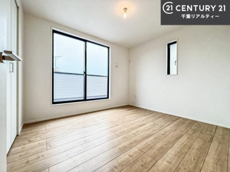 �m�� �o���R�j�[�ɖʂ����m���́A�����Ղ�̗z���ƊJ�����Ɍb�܂�A�S�n�悭�߂�������K�ȋ�Ԃł��B