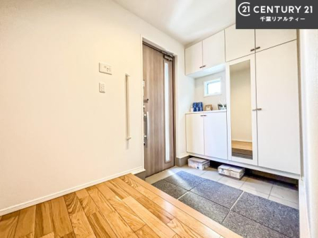 ���� �V���[�Y�{�b�N�X�t���Ȃ̂ŁA���ւ��Еt�����|�������₷���ł��I
�X�b�L���������ւŌ˂��J�����u�ԁA�������̂���S�n������Ԃ��o�}���Ă���܂��B