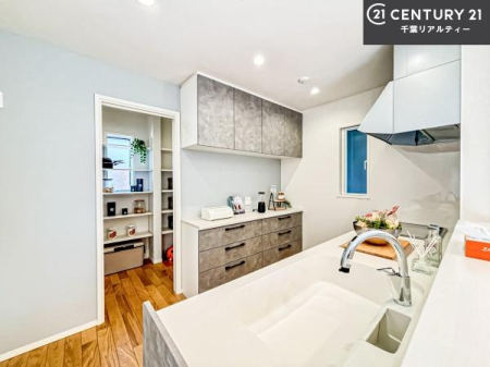 �L�b�`�� �J�b�v�{�[�h�t���̃L�b�`���ł��B
�L�b�`���͉����ƃK�`���K�`���������ł��B�d�q�����W�␆�ъ���u���܂����A��������̐H��͒I�Ɏ��[���\�ł��B