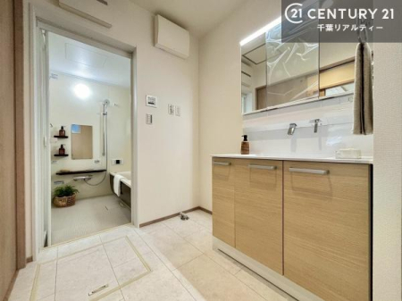 ���ʑ�E���ʏ� �O�ʋ��d�l�̐��ʏ��́A�g�����Ȃ݂����₷������I���͎��[�ɂȂ��Ă��܂��B�h���C���[�₨���ϓ����Еt������̂Ő��ʑ������X�b�L���ƌ����邱�Ƃ��o���܂��I