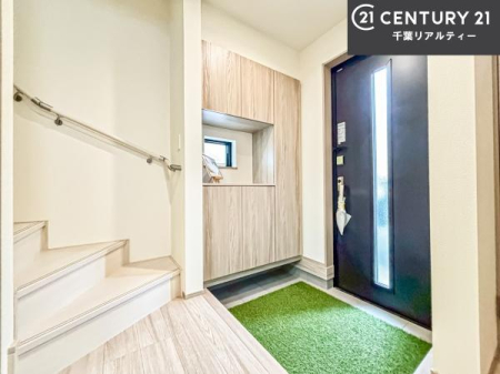 ���� �V���[�Y�{�b�N�X�t���B���ւ��Еt�����|�������₷���ł��I
�X�b�L���������ւŌ˂��J�����u�ԁA�������̂���S�n������Ԃ��o�}���Ă���܂��B