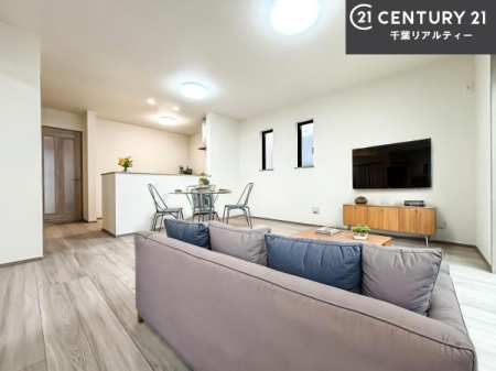 ���r���O �Ƌ��CG�p�[�X�ł��B�J�����̂���L�XLDK�I�\�t�@�[��_�C�j���O�e�[�u����u���Ă������ɂȂ�Ȃ��̂ŉ��K�ɉ߂����܂��I�R�~���j�P�[�V���������₷�����r���O�ł��I