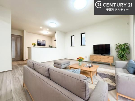 ���r���O �Ƌ�́ACG�p�[�X�ł��B��؂ȉƑ����W�܂邩�炱��LDK�ɂ͂�����肽���B
�q�����������C�ɏ΂��Ȃ��瑖�����Ă���p�����������u�L���Ƃɂ��ėǂ������v�Ǝv���u�Ԃł��B