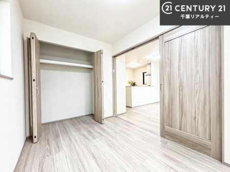 �m�� ���r���O�ɗאڂ����m���́A�J�������LDK�ƂȂ���J���I�ȋ�ԂɁB
���q�l�̗V�я�⃏�[�N�X�y�[�X�A�q�ԂȂǑ��ړI�Ɋ��p�ł���֗��Ȃ������ł��B