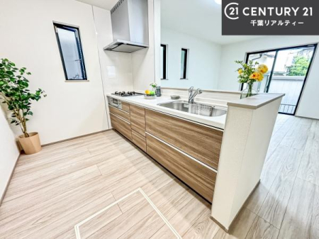 �L�b�`�� ��l�C�̑Ζʎ��V�X�e���L�b�`�����̗p���Ă��܂��I���Ƒ��̃R�~���j�P�[�V���������R�Ƒ�����݌v�ł��B
���q�l�ɂ��ڂ��͂��̂Ŋ������ł��ˁB���[�͂�����܂��I