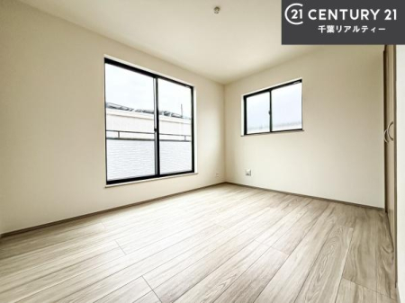 �m�� �o���R�j�[�ɖʂ����m���́A�����Ղ�̗z���ƊJ�����Ɍb�܂�A�S�n�悭�߂�������K�ȋ�Ԃł��B