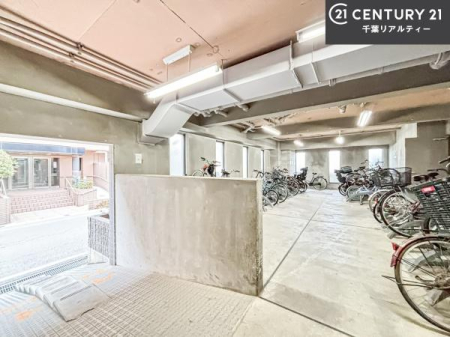 ���̑����p�� ���֏ꊮ���ŁA���q���܂̎��]�Ԃ�ʋΗp�̎��]�Ԃ����S���Ēu���܂��B���Ƒ��ɂ����ꂵ���֗��Ȑݔ��ł��B