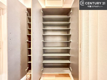 ���� �V���[�Y�{�b�N�X�t���Ȃ̂ŁA���ւ��Еt�����|�������₷���ł��I
�X�b�L���������ւŌ˂��J�����u�ԁA�������̂���S�n������Ԃ��o�}���Ă���܂��B