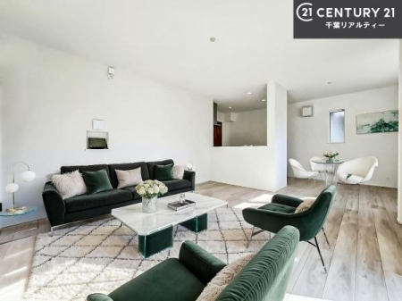 ���r���O �Ƌ��CG�p�[�X�ł��B��؂ȉƑ����W�܂邩�炱��LDK�ɂ͂�����肽���B
�q�����������C�ɏ΂��Ȃ��瑖�����Ă���p�����������u�L���Ƃɂ��ėǂ������v�Ǝv���u�Ԃł��B