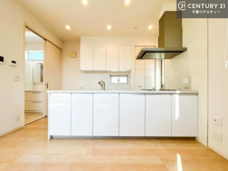 �L�b�`�� ��l�C�̑Ζʎ��V�X�e���L�b�`�����̗p���Ă��܂��I���Ƒ��̃R�~���j�P�[�V���������R�Ƒ�����݌v�ł��B
���q�l�ɂ��ڂ��͂��̂Ŋ������ł��ˁB�L�X�g���ĉ��K�ɍ�Ƃ��i�݂܂��B