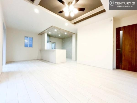 ���r���O ��؂ȉƑ����W�܂邩�炱��LDK�ɂ͂�����肽���B
�q�����������C�ɏ΂��Ȃ��瑖�����Ă���p�����������u�L���Ƃɂ��ėǂ������v�Ǝv���u�Ԃł��B