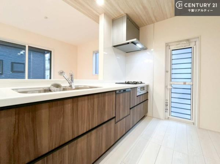 �L�b�`�� ��l�C�̑Ζʎ��V�X�e���L�b�`�����̗p���Ă��܂��I���Ƒ��̃R�~���j�P�[�V���������R�Ƒ�����݌v�ł��B
���q�l�ɂ��ڂ��͂��̂Ŋ������ł��ˁB���[�͂�����܂��I