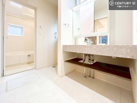 ���ʑ�E���ʏ� �L�X�Ƃ������ʎ��́A���̐g�x�x�̎��Ԃ��������g������K�ȋ�ԁB���[�Ȃǂ��u���₷���A�g������̗ǂ��݌v�ł��B