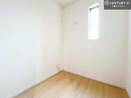 ���̑����� �ݑ�[�N���̎��ԂɍœK�ȃe�����[�N���[���B�R���p�N�g�Ȃ�����W�����₷����ԂŁA���ւ⃏�[�N�X�y�[�X�Ƃ��ĉ��K�ɂ����p���������܂��B