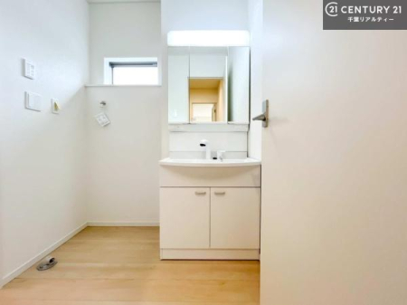 ���ʑ�E���ʏ� �O�ʋ��d�l�̐��ʏ��́A�g�����Ȃ݂����₷������I���͎��[�ɂȂ��Ă��܂��B�h���C���[�₨���ϓ����Еt������̂Ő��ʑ������X�b�L���ƌ����邱�Ƃ��o���܂��I