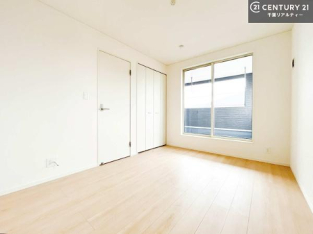 �m�� �o���R�j�[�ɖʂ����m���́A�����Ղ�̗z���ƊJ�����Ɍb�܂�A�S�n�悭�߂�������K�ȋ�Ԃł��B