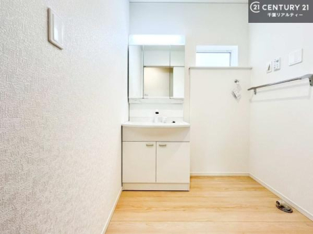 ���ʑ�E���ʏ� �O�ʋ��d�l�̐��ʏ��́A�g�����Ȃ݂����₷������I���͎��[�ɂȂ��Ă��܂��B�h���C���[�₨���ϓ����Еt������̂Ő��ʑ������X�b�L���ƌ����邱�Ƃ��o���܂��I