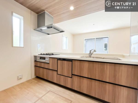 �L�b�`�� ��l�C�̑Ζʎ��V�X�e���L�b�`�����̗p���Ă��܂��I���Ƒ��̃R�~���j�P�[�V���������R�Ƒ�����݌v�ł��B
���q�l�ɂ��ڂ��͂��̂Ŋ������ł��ˁB���[�͂�����܂��I