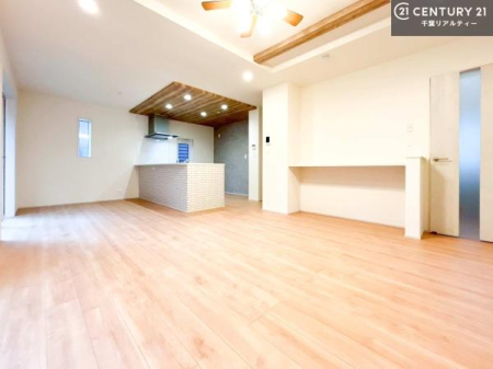 ���r���O ��؂ȉƑ����W�܂邩�炱��LDK�ɂ͂�����肽���B
�q�����������C�ɏ΂��Ȃ��瑖�����Ă���p�����������u�L���Ƃɂ��ėǂ������v�Ǝv���u�Ԃł��B