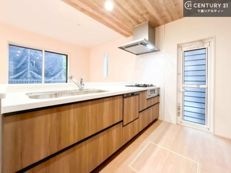 �L�b�`�� ��l�C�̑Ζʎ��V�X�e���L�b�`�����̗p���Ă��܂��I���Ƒ��̃R�~���j�P�[�V���������R�Ƒ�����݌v�ł��B
���q�l�ɂ��ڂ��͂��̂Ŋ������ł��ˁB���[�͂�����܂��I