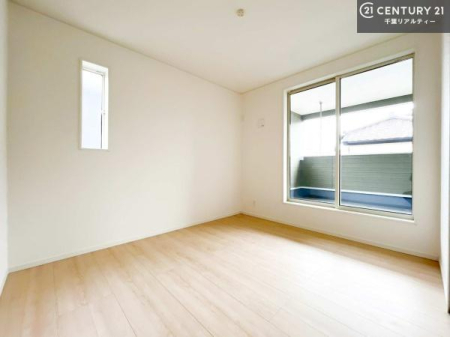 �m�� �o���R�j�[�ɖʂ����m���́A�����Ղ�̗z���ƊJ�����Ɍb�܂�A�S�n�悭�߂�������K�ȋ�Ԃł��B