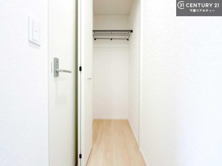 ���[ �L�x�Ȏ��[�X�y�[�X�ŁA�Z��Ԃ�������B
��������}���A��������Ԃ�ۂĂ���[�[���̏Z�܂��ł��B