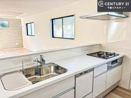 �L�b�`�� ��l�C�̑Ζʎ��V�X�e���L�b�`�����̗p���Ă��܂��I���Ƒ��̃R�~���j�P�[�V���������R�Ƒ�����݌v�ł��B
���q�l�ɂ��ڂ��͂��̂Ŋ������ł��ˁI�L�X�g���ĉ��K�ō�Ƃ��i�݂܂��B