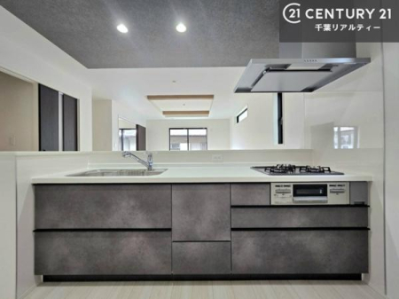 �L�b�`�� ���[�͂̍����V�X�e���L�b�`���ŁA��������H�����������Еt���A�L�X�Ƃ�����Ԃŉ��K�ɗ������y���߂܂��B�y���n�̔���J�Ò��z