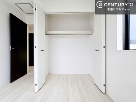 ���[ �L�x�Ȏ��[�X�y�[�X�ŁA�Z��Ԃ�������B
��������}���A��������Ԃ�ۂĂ���[�[���̏Z�܂��ł��B�y���n�̔���J�Ò��z