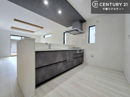 �L�b�`�� ��l�C�̑Ζʎ��V�X�e���L�b�`�����̗p���Ă��܂��I���Ƒ��̃R�~���j�P�[�V���������R�Ƒ�����݌v�ł��B
���q�l�ɂ��ڂ��͂��̂Ŋ������ł��ˁB���[�͂�����܂��I�y���n�̔���J�Ò��z