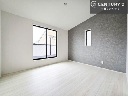 �m�� �o���R�j�[�ɖʂ����m���́A�����Ղ�̗z���ƊJ�����Ɍb�܂�A�S�n�悭�߂�������K�ȋ�Ԃł��B�y���n�̔���J�Ò��z