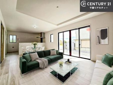 ���r���O �Ƌ��CG�p�[�X�ł��B�傫�ȑ����炽���Ղ�̗z���������閾�邢���r���O�B�J�����̂��郊�r���O�ŉƑ��c���̂��났�̎��Ԃ��߂����܂��I