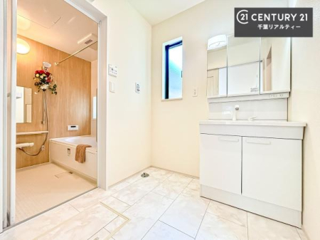 ���ʑ�E���ʏ� �O�ʋ��d�l�̐��ʏ��́A�g�����Ȃ݂����₷������I���͎��[�ɂȂ��Ă��܂��B�h���C���[�₨���ϓ����Еt������̂Ő��ʑ������X�b�L���ƌ����邱�Ƃ��o���܂��I