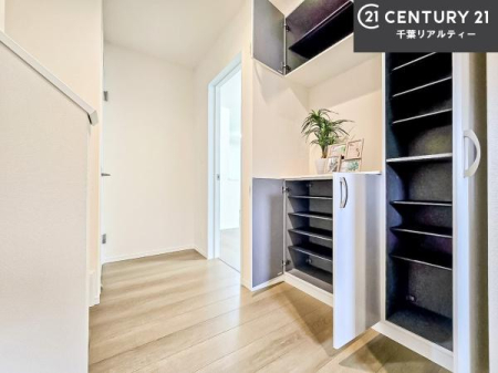 ���� �V���[�Y�{�b�N�X�t���B���ւ��Еt�����|�������₷���ł��I
�X�b�L���������ւŌ˂��J�����u�ԁA�������̂���S�n������Ԃ��o�}���Ă���܂��B