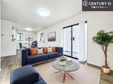 ���r���O �Ƌ��CG�p�[�X�ł��B�J�����̂���L�XLDK�I�\�t�@�[��_�C�j���O�e�[�u����u���Ă������ɂȂ�Ȃ��̂ŉ��K�ɉ߂����܂��I�R�~���j�P�[�V���������₷�����r���O�ł��I