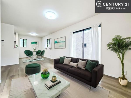 ���r���O �Ƌ�́ACG�p�[�X�ł��B��؂ȉƑ����W�܂邩�炱��LDK�ɂ͂�����肽���B
�q�����������C�ɏ΂��Ȃ��瑖�����Ă���p�����������u�L���Ƃɂ��ėǂ������v�Ǝv���u�Ԃł��B