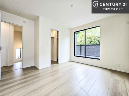 �m�� �o���R�j�[�ɖʂ����m���́A�����Ղ�̗z���ƊJ�����Ɍb�܂�A�S�n�悭�߂�������K�ȋ�Ԃł��B