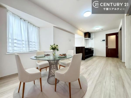 ���r���O �Ƌ��CG�p�[�X�ł��B�S�n�ǂ����r���O�͉Ƒ������R�ƏW�܂�܂��B�Ƒ��c�R�̎��Ԃ����������ł��B���Ƒ��ƁA����w�[���������Ԃ��߂��������ł��ˁB