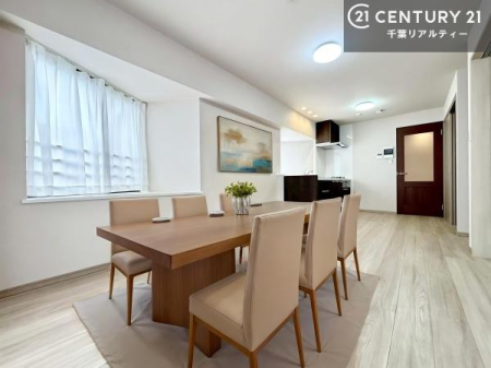 ���r���O �Ƌ��CG�p�[�X�ł��B�J�����̂���L�XLDK�I�\�t�@�[��_�C�j���O�e�[�u����u���Ă������ɂȂ�Ȃ��̂ŉ��K�ɉ߂����܂��I�R�~���j�P�[�V���������₷�����r���O�ł��I