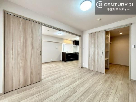 �q������ ���r���O���ɔz�u���ꂽ�m���́A���q�l�̂������ɂ҂�����̈ʒu�B���Ƒ��Ƃ̃R�~���j�P�[�V���������₷���A������g�߂Ɋ���������S�̋�Ԃł��B